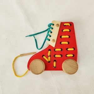 BAJO RED WOODEN LACING SHOE ON WHEELS ROLLERSKATE BOYS GIRLS UNISEX IN EXCELLENT